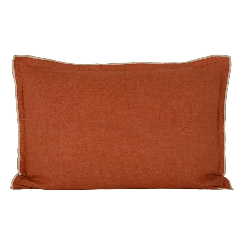 Funda de cojín rectangular Terre Brulee con ribete beige, vista de frente sobre fondo blanco