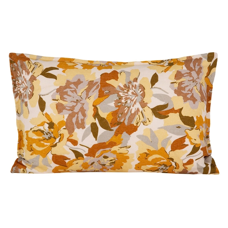 Funda de cojín rectangular con estampado floral en tonos cálidos, vista de frente.