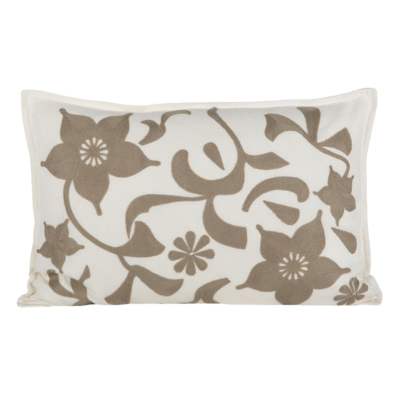 Funda de cojín rectangular Chiara vista de frente, con bordado floral en relieve sobre lino crudo