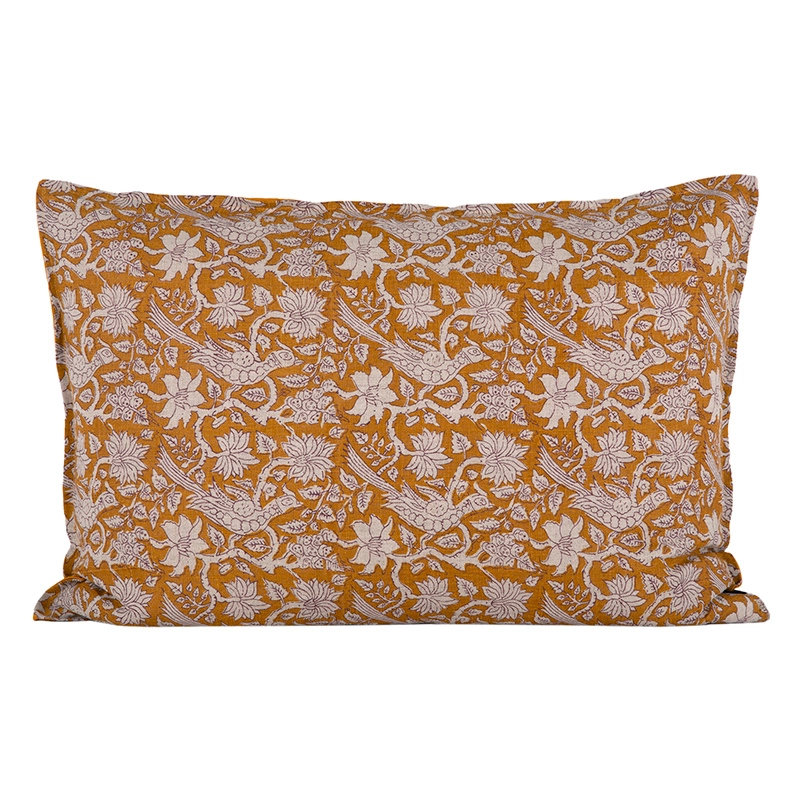 Funda de cojín rectangular Jaipur vista de frente, con estampado de flores, hojas y aves.