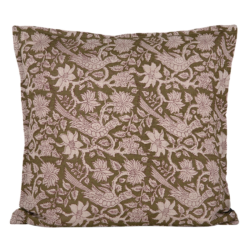 Funda de cojín cuadrada con flores, hojas y aves sobre fondo verde oliva, vista frontal