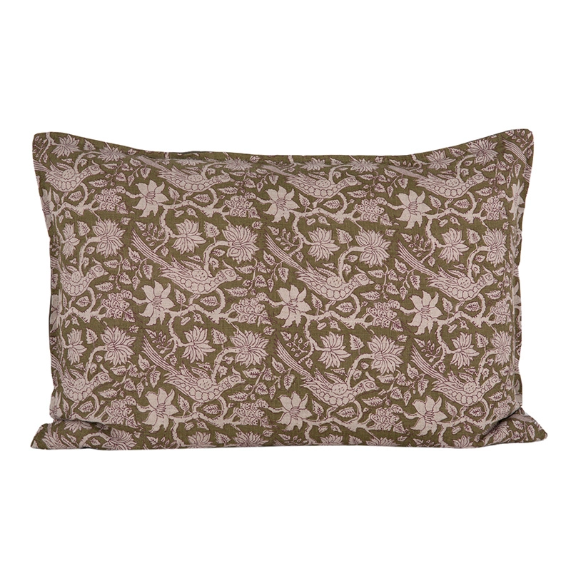 Funda de cojín rectangular Jaipur con estampado de flores, hojas y aves, vista de frente sobre fondo blanco