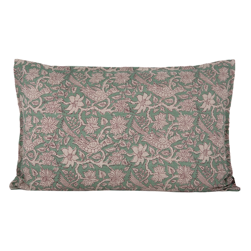 Funda de cojín Jaipur de frente, con estampado floral y de aves en color natural sobre fondo verde salvia.