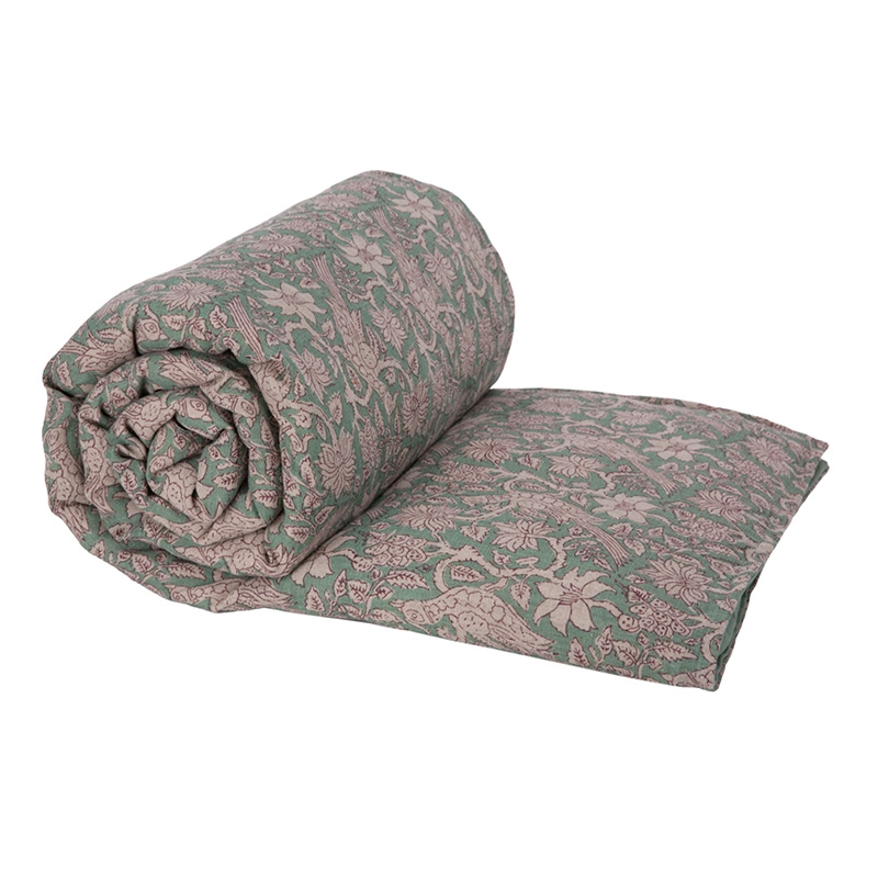 Piecera Jaipur enrollada y extendida, con estampado botánico verde salvia y tonos naturel.