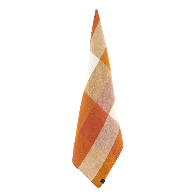 Paño de cocina Tenerife Terre Brulee con cuadrillé terracota, beige y blanco, extendido sobre fondo blanco