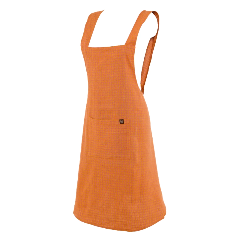 Delantal Terre Brulee de frente, con corte tipo vestido, bolsillo frontal y diseño cuadrillé fino.