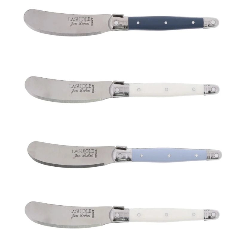 Cuatro cuchillos Laguiole para untar, con mangos azul oscuro, blanco y celeste, vistos de lado sobre fondo blanco.