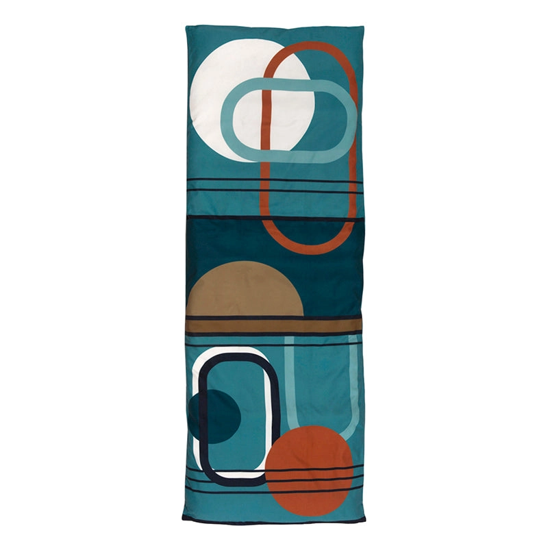 Funda rectangular alargada para colchoneta de reposera, vista completa sobre fondo blanco, con figuras geométricas en tonos azules y tierra