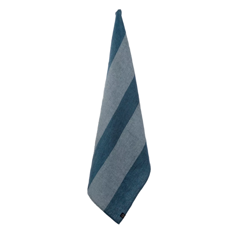 Paño de cocina Santa Cruz colgado, con franjas diagonales en tonos azules.