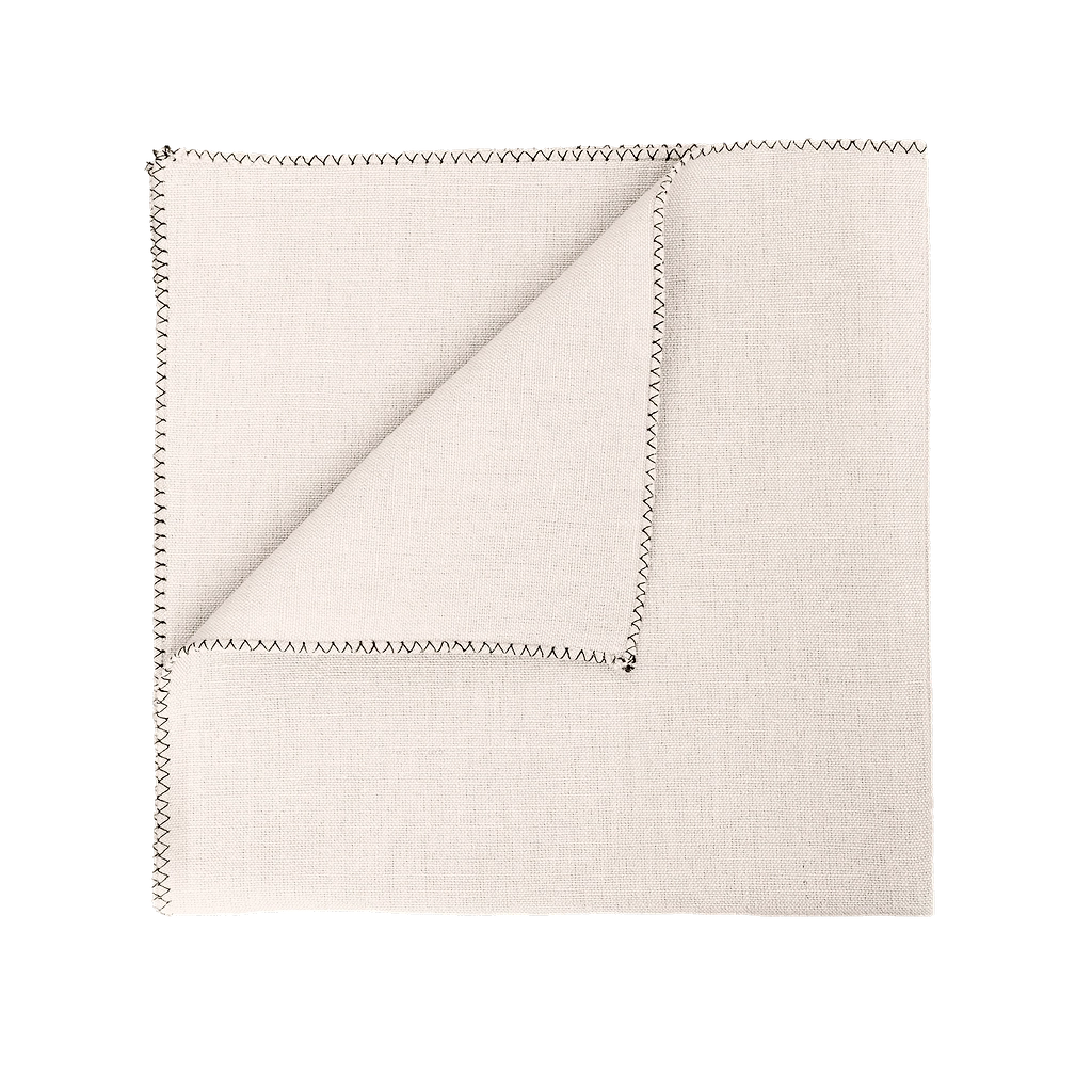 Servilletas cuadradas color natural superpuestas, con detalle de sobrehilado bordado en los bordes.