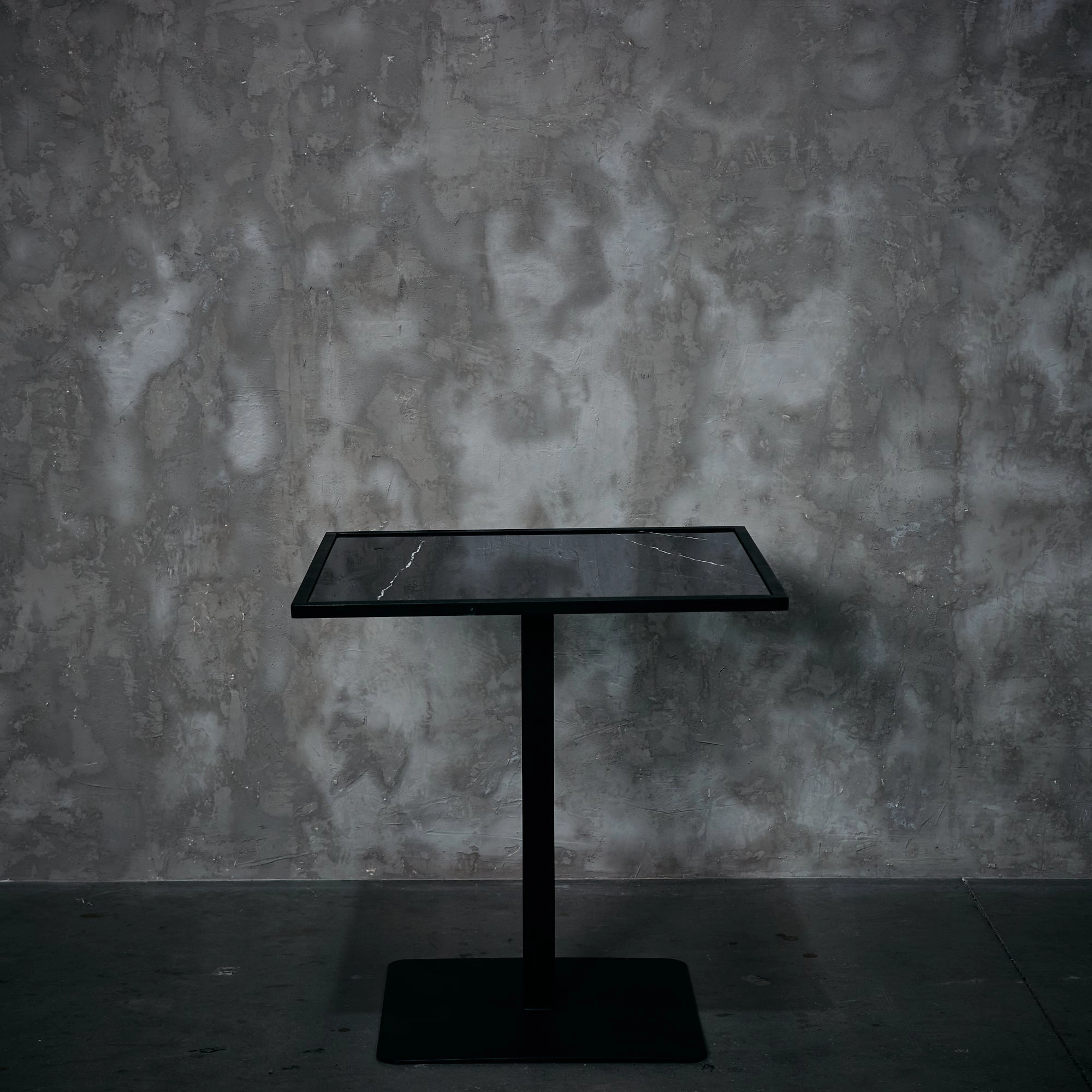 Mesa cubierta negra con fierro base cuadrada