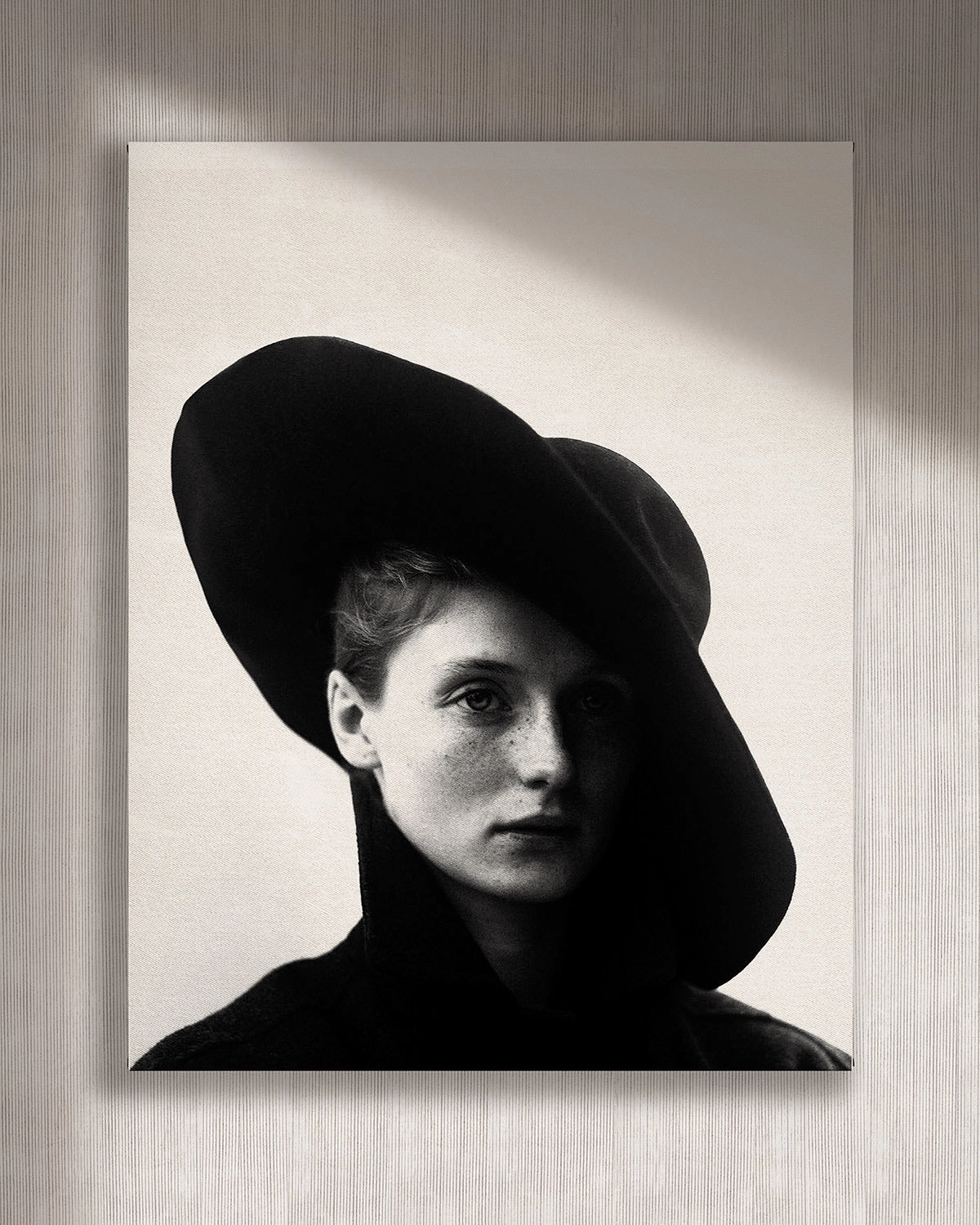 Cuadro Mujer con sombrero vertical - 140x175 cm / Lona tensada con bastidor + marco color mañío