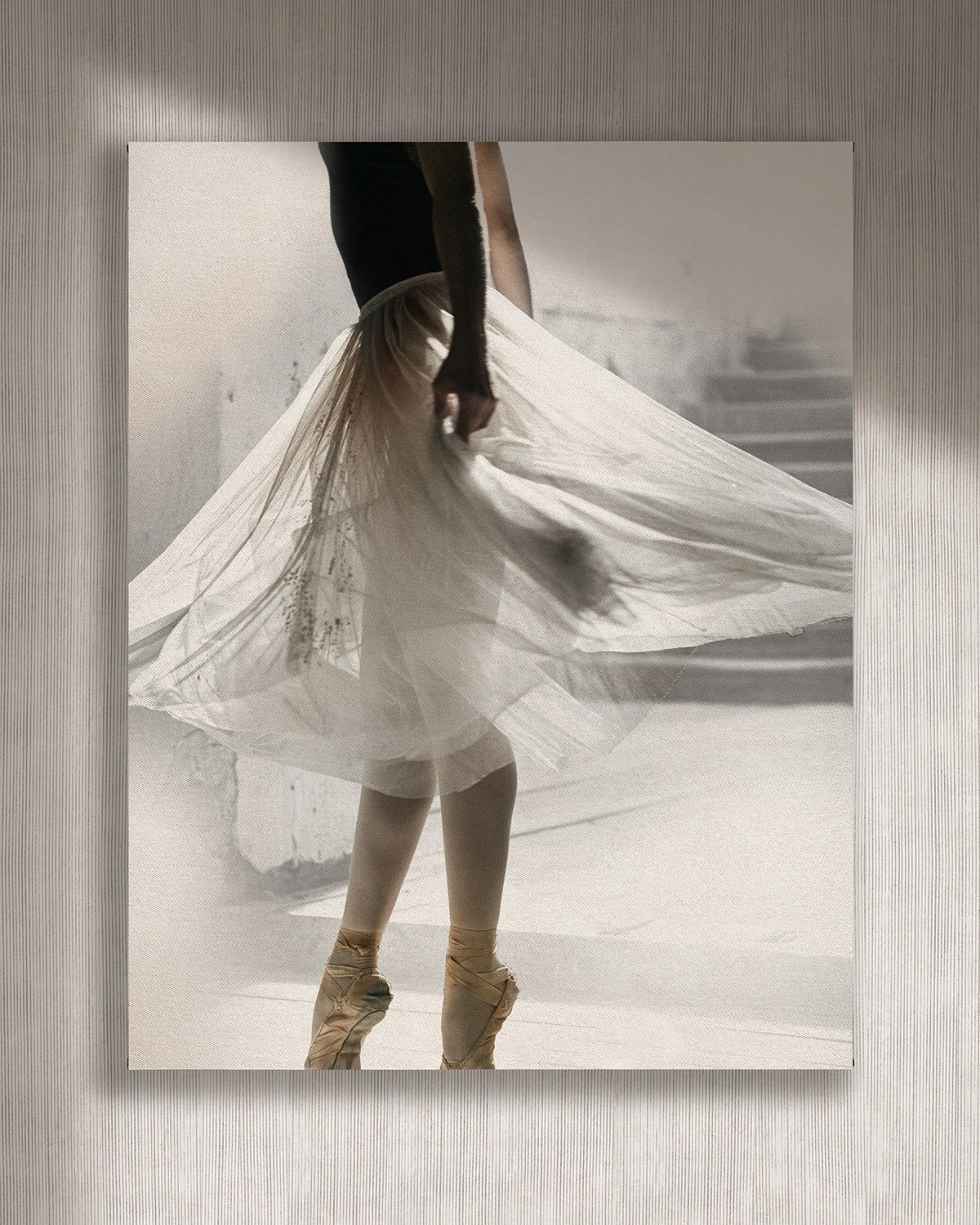 Cuadro Bailarina vertical - 120x150 cm / Lona tensada con bastidor + marco de madera negro