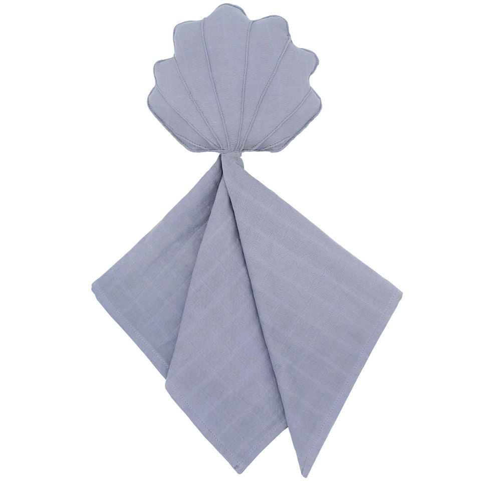 Tuto de apego azul con forma de concha y tela suelta, visto sobre fondo blanco.