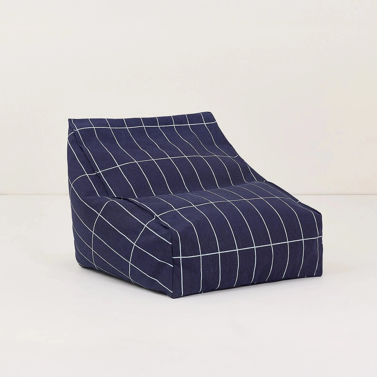 Pouf sillón azul marino a cuadros, visto de frente y de lado sobre fondo claro