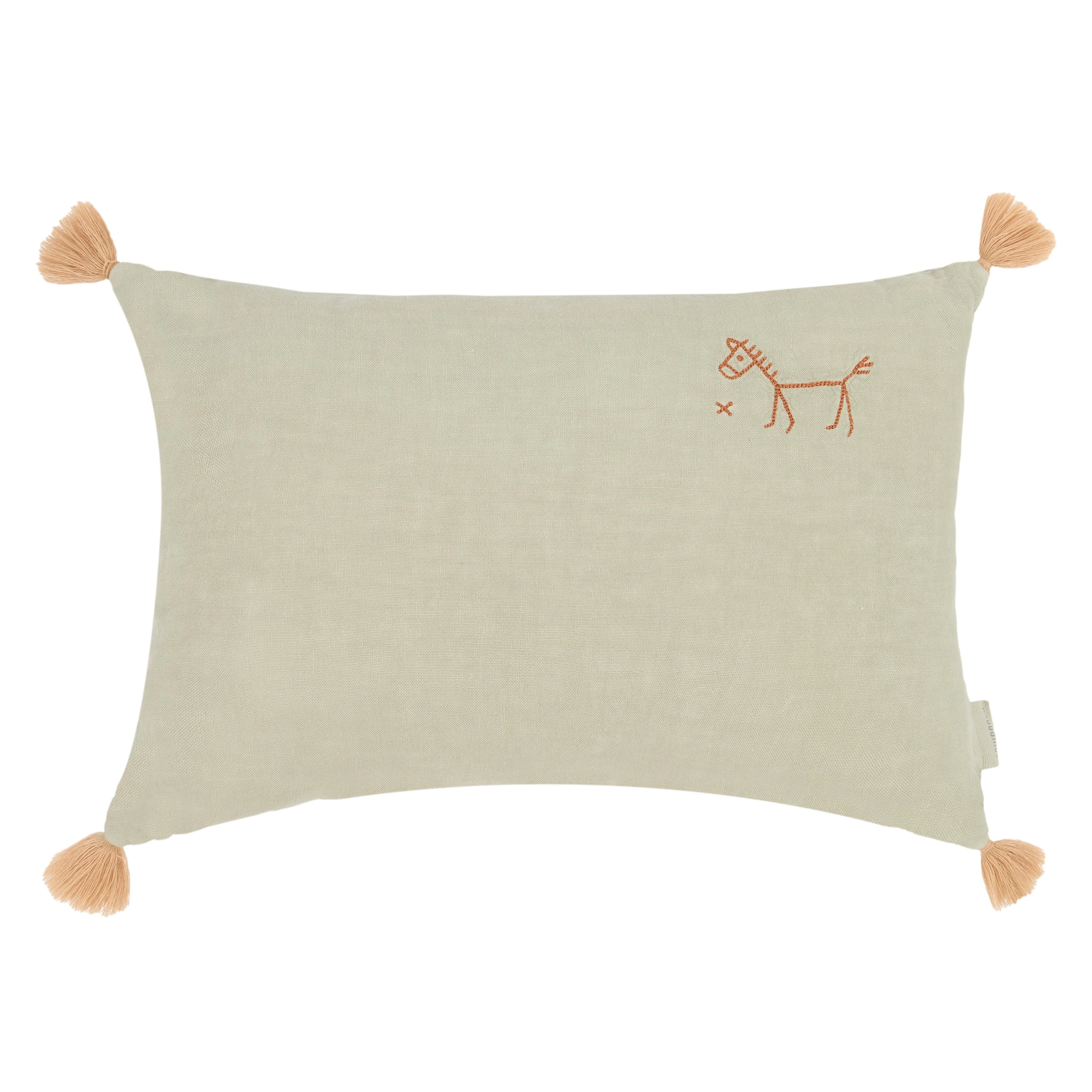 Cojín rectangular Green matcha de frente, con bordado de caballo y borlas en las cuatro esquinas.