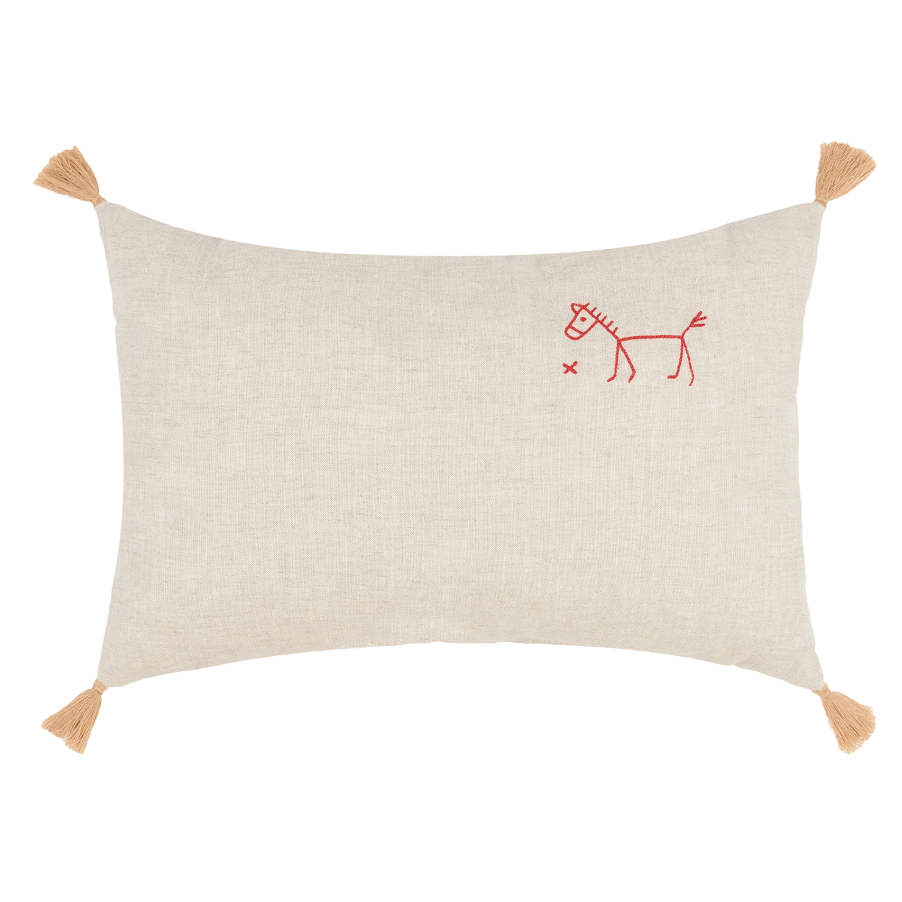 Cojín rectangular greige con bordado rojo y borlas en las cuatro esquinas, sobre fondo blanco.