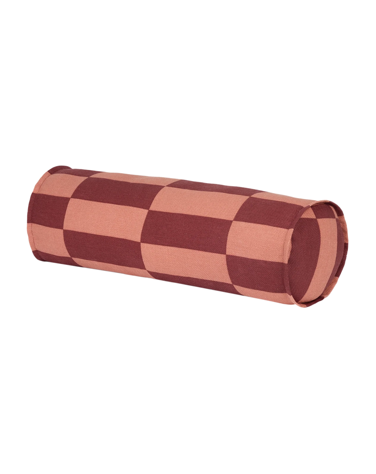 Cojín cilíndrico Vibes Maroon Tiles en vista diagonal, con patrón de cuadros burdeos y rosados.
