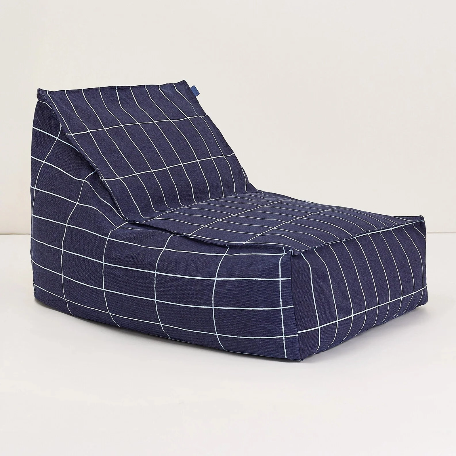 Puf sillón Vibes azul con patrón de cuadrícula, visto de frente y de lado sobre fondo claro.