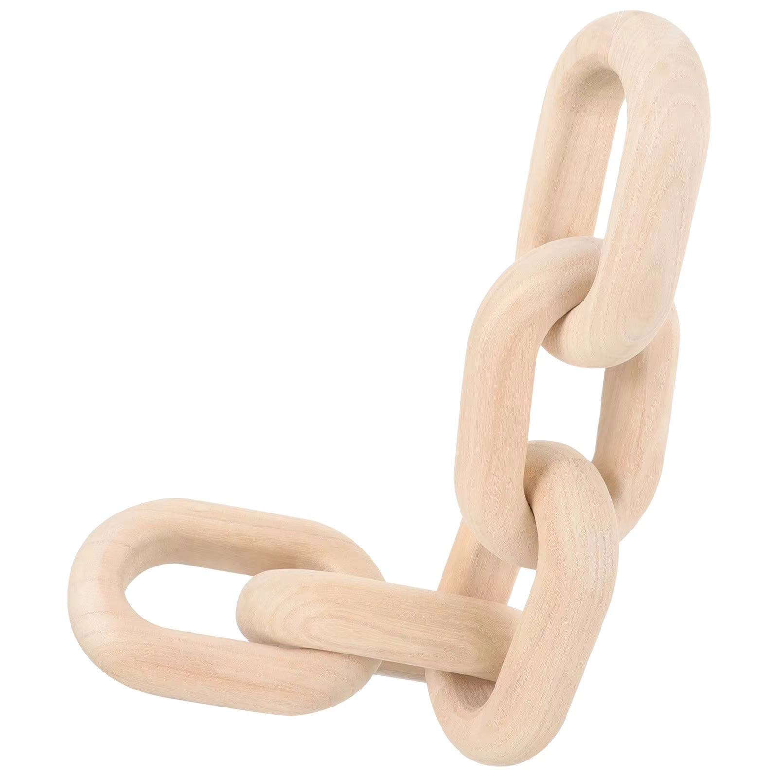 Escultura de cadena de madera natural sobre fondo blanco, vista en diagonal.