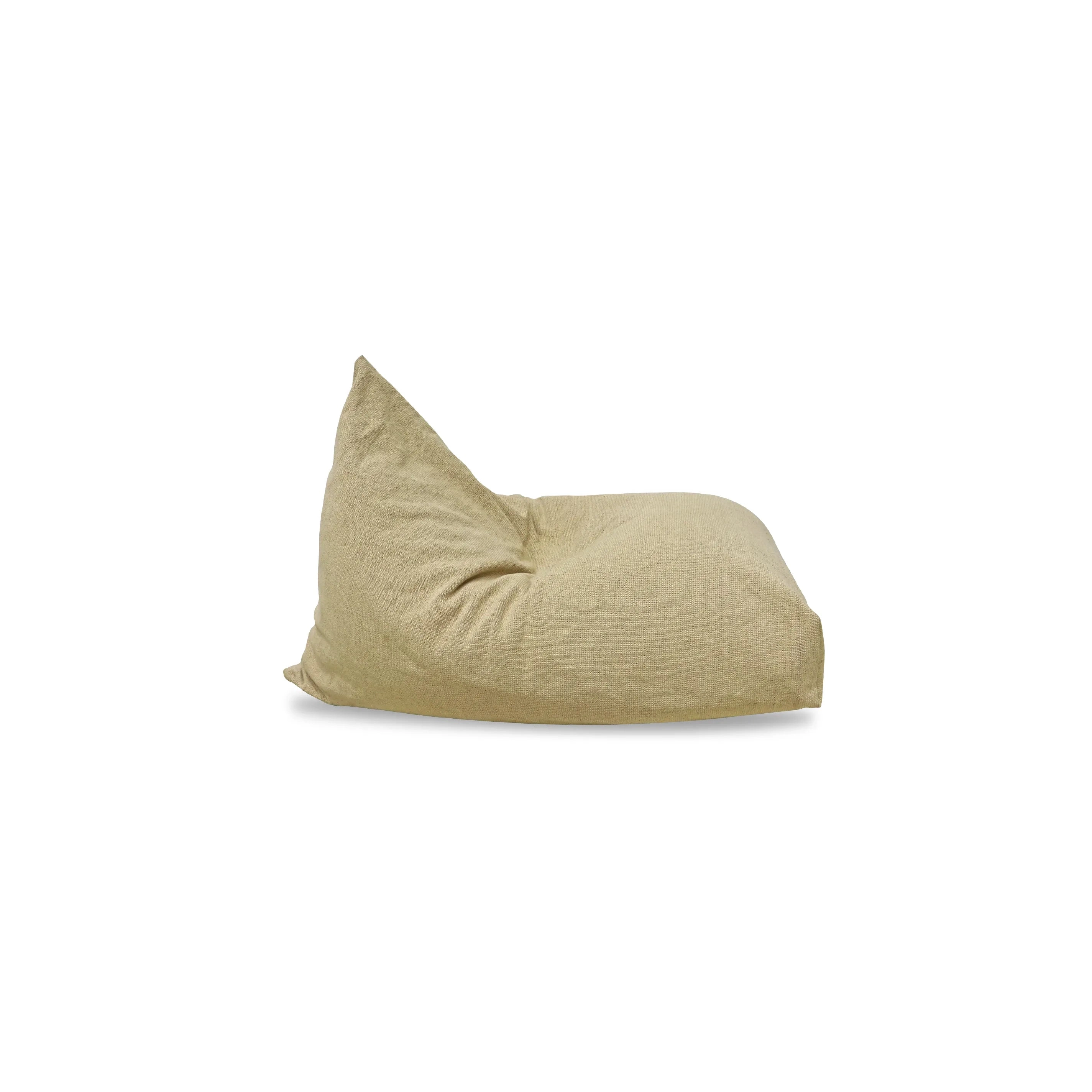 Puf beige con respaldo inclinado, visto de lado sobre fondo blanco.