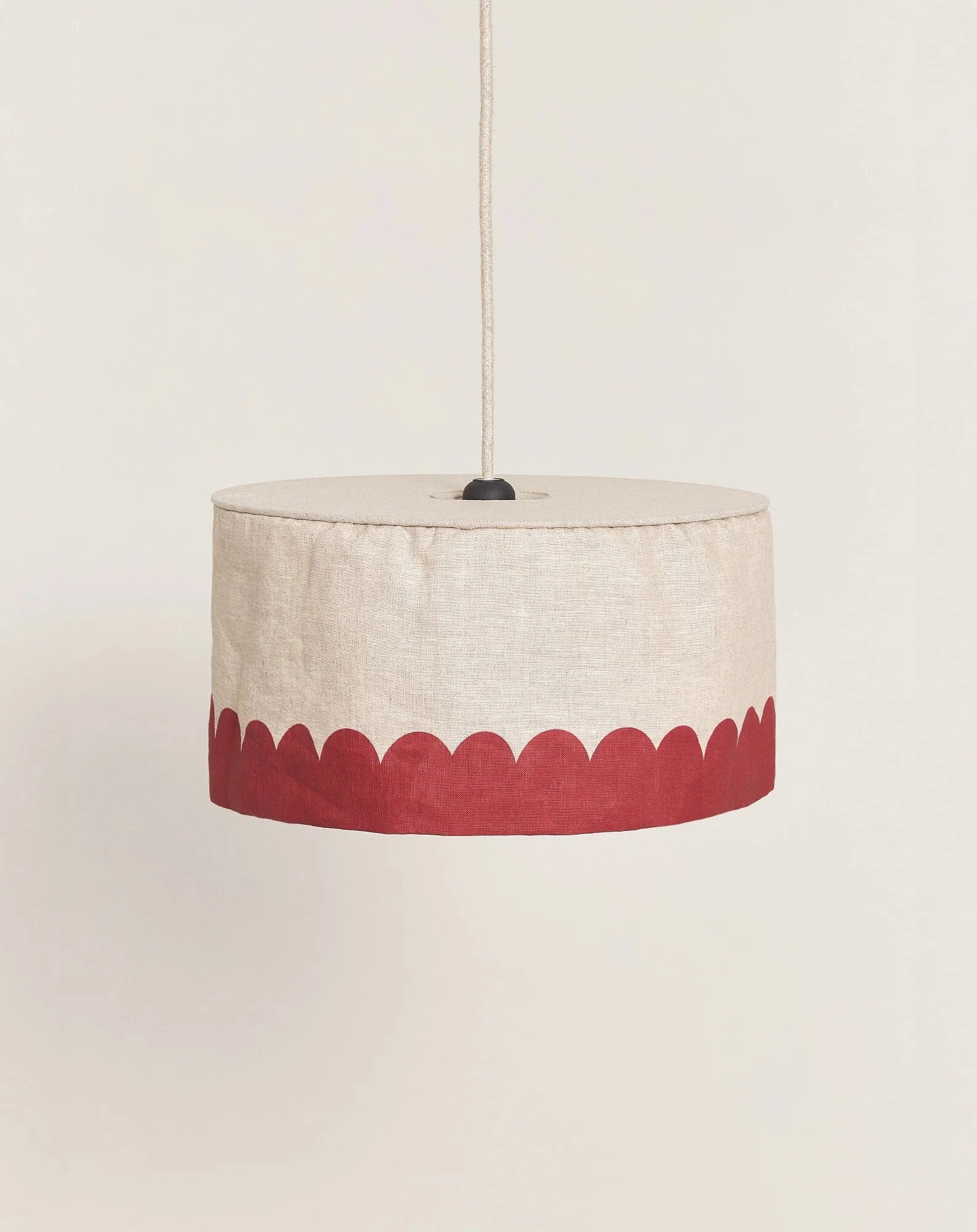 Lámpara colgante Vibes Carmine apagada, vista de frente, con pantalla de lino y borde rojo festoneado.