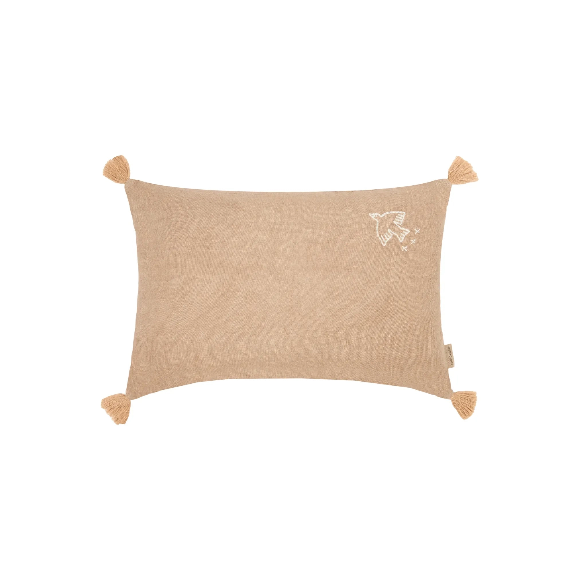 Cojín rectangular Sesame con bordado y borlas, visto de frente sobre fondo blanco.