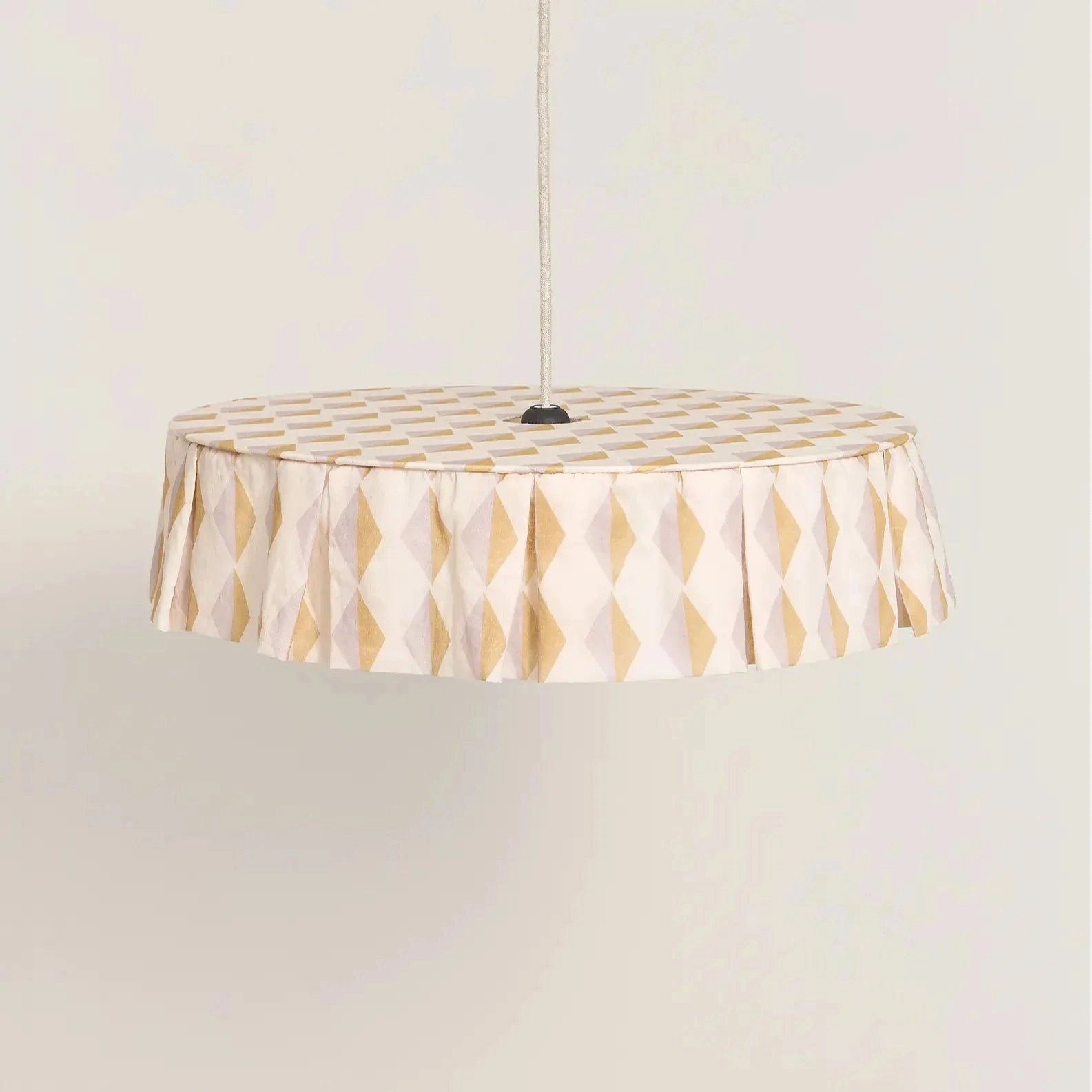 Lámpara colgante Vibes con pantalla circular harlequin mostaza y lila, vista de frente.