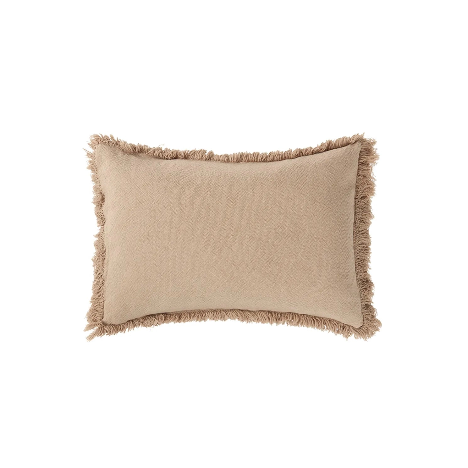 Cojín rectangular color beige con flecos en los bordes, visto de frente sobre fondo blanco.