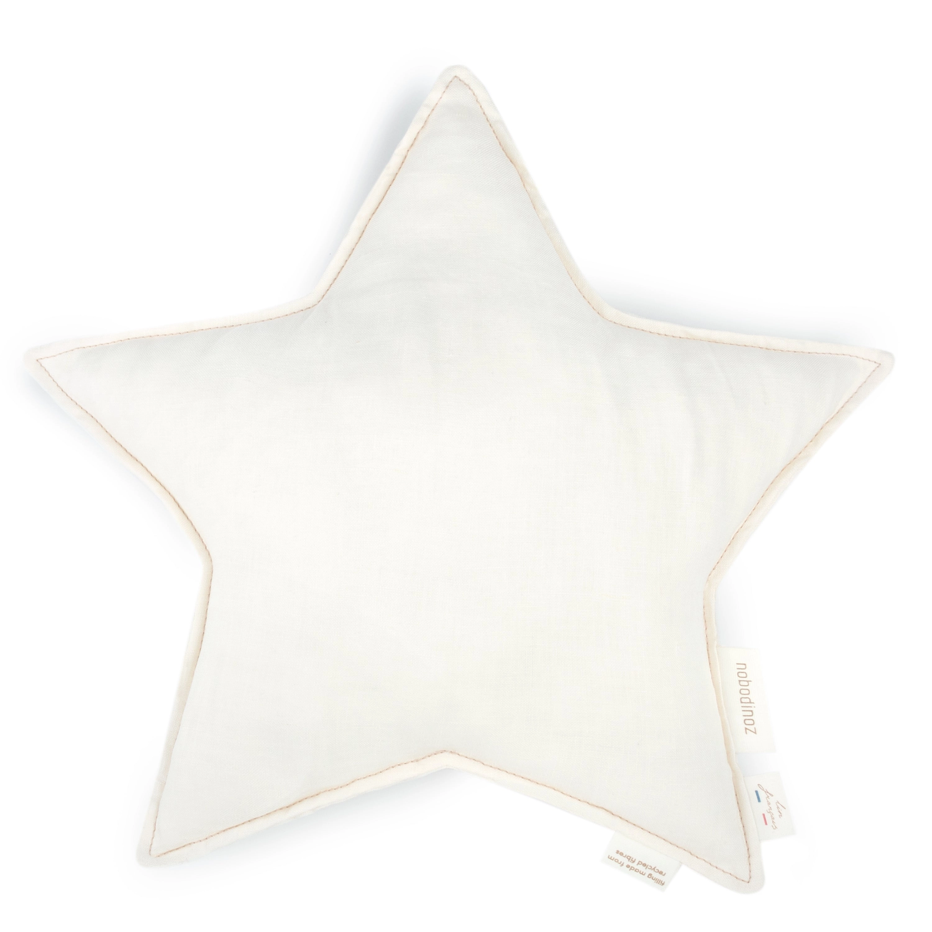 Cojín estrella Off White de frente sobre fondo blanco.