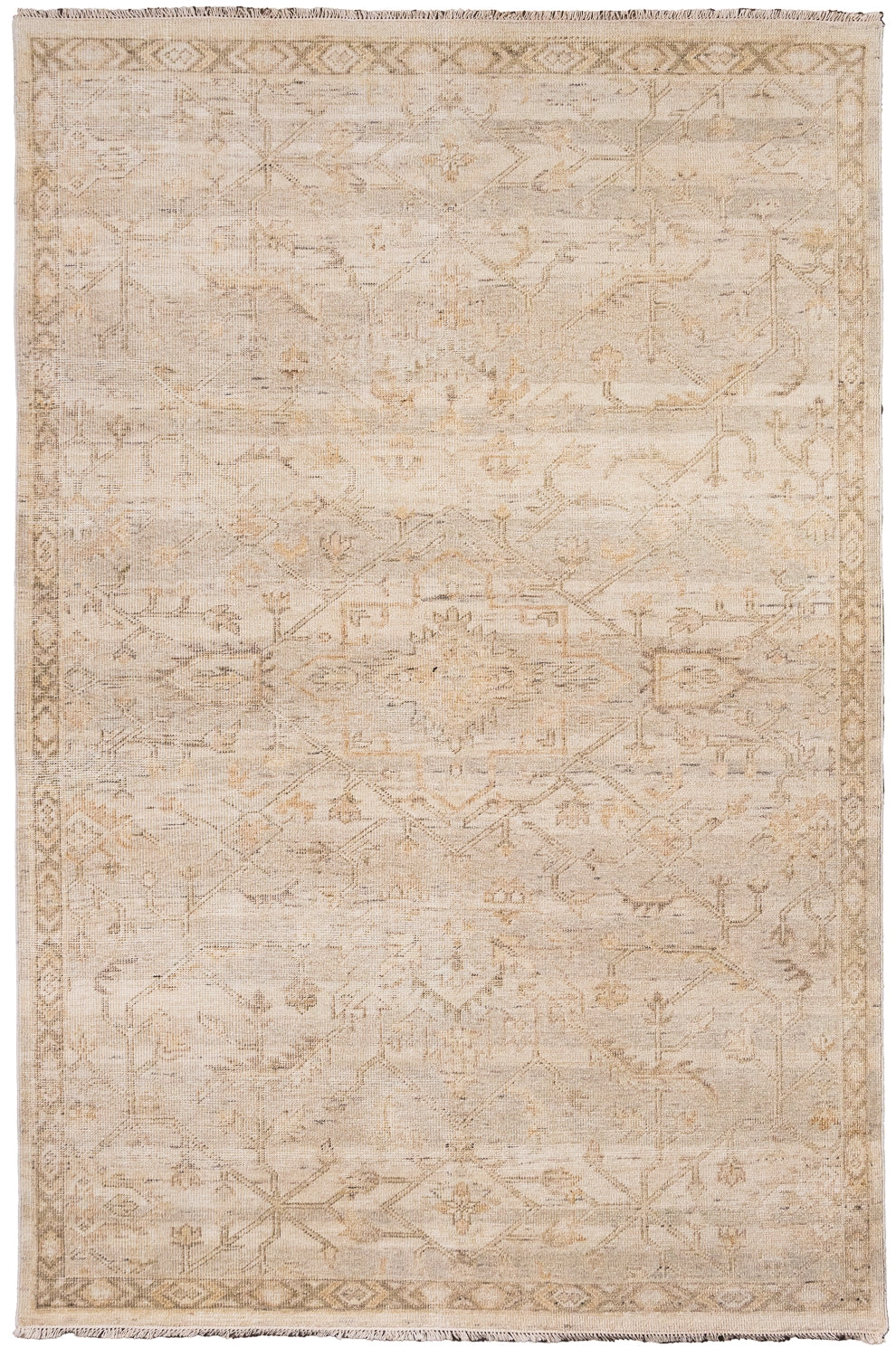 Alfombra rectangular vista completa, con diseño persa de aspecto vintage en tonos beige.