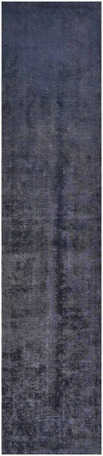 Alfombra persa alargada vista desde arriba, con dibujo desgastado en tonos azules oscuros.