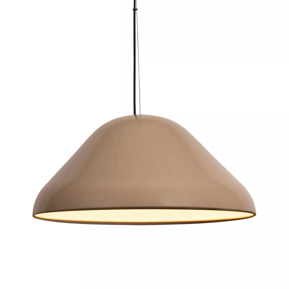 Lámpara colgante campana taupe encendida, vista frontal sobre fondo blanco.