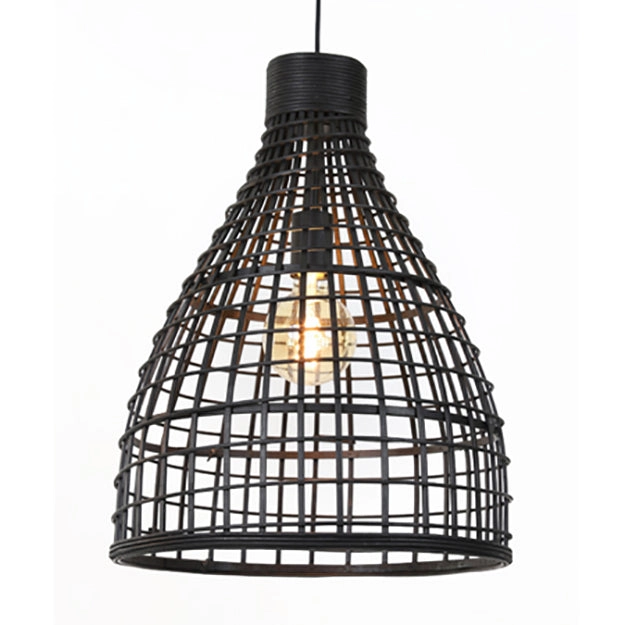Lámpara colgante campana de ratán negro, vista frontal, con ampolleta encendida sobre fondo blanco.
