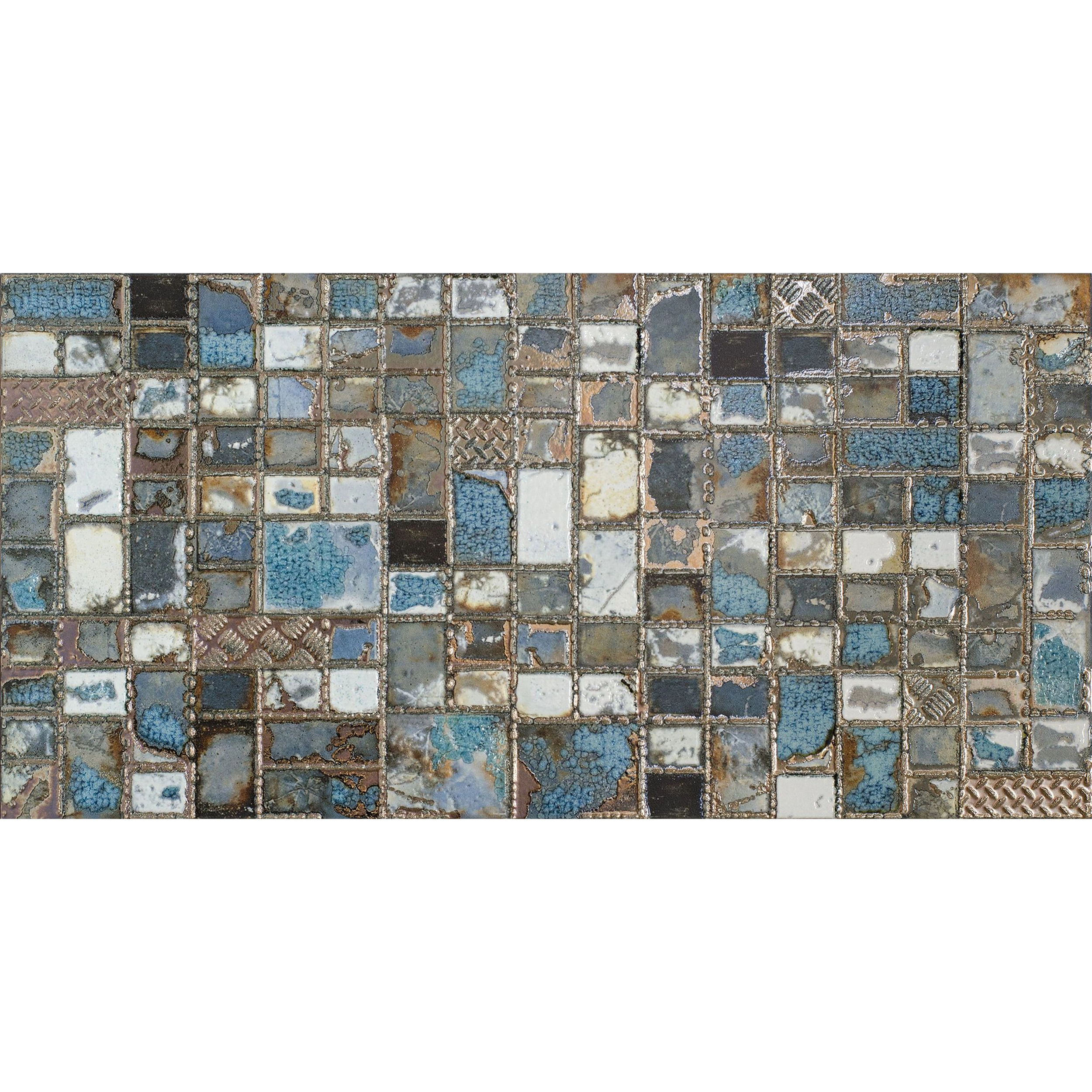 Porcelanato con patrón de mosaico en tonos azules, grises y tierra, visto de frente.