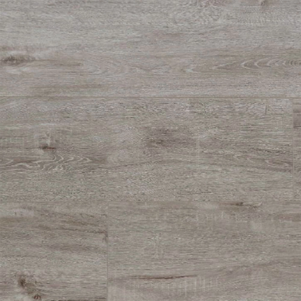 Detalle del piso fotolaminado gris, con duelas largas y vetas y nudos que imitan madera.