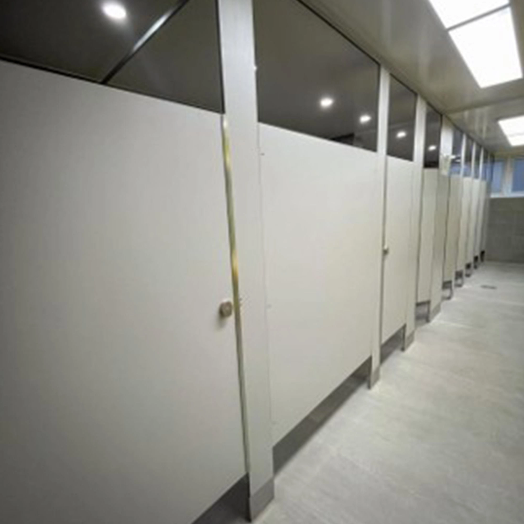 Division de Baño Fenólica Anclada al Piso con Riel Superior