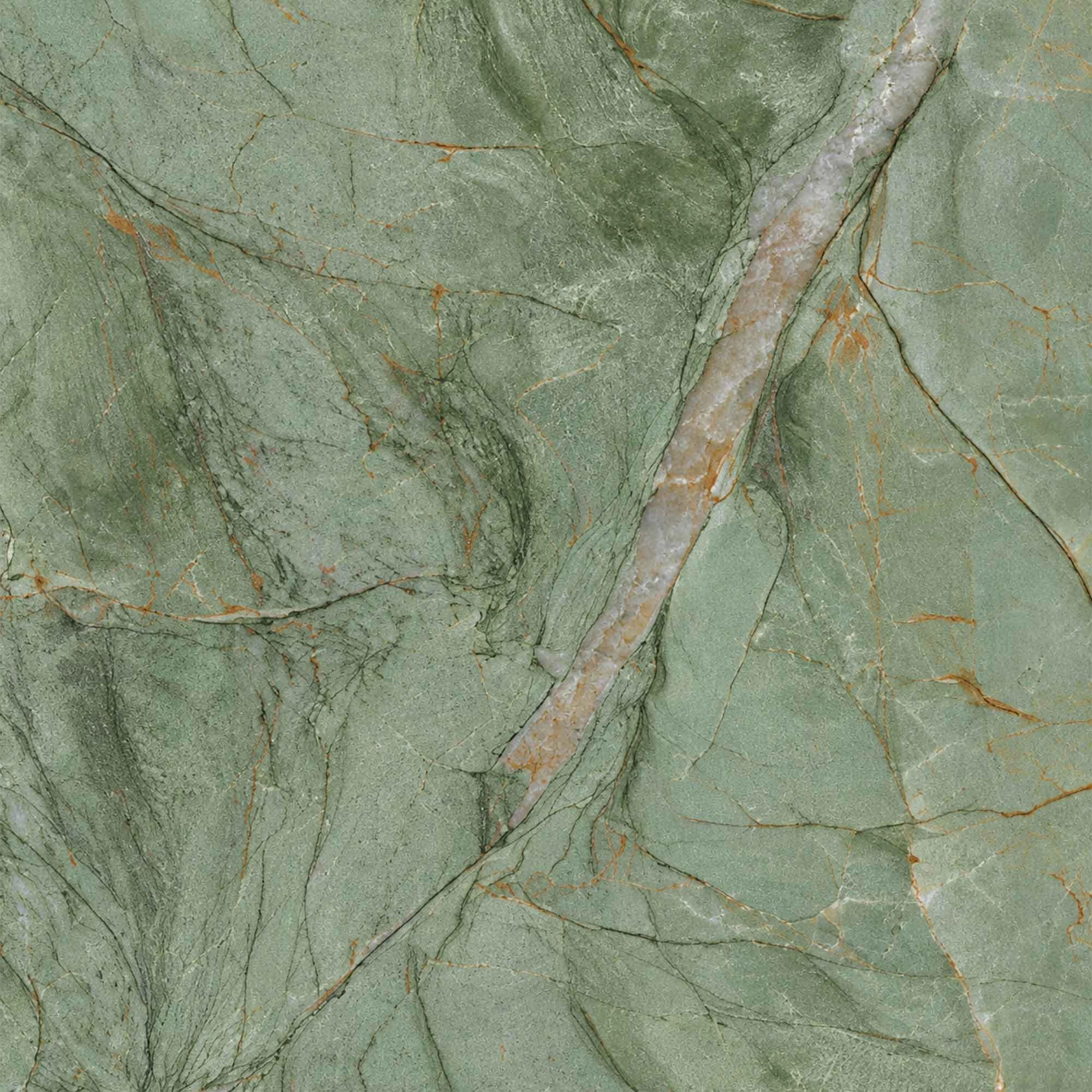 Vista cercana de la superficie verde pulida con vetas inspiradas en el mármol